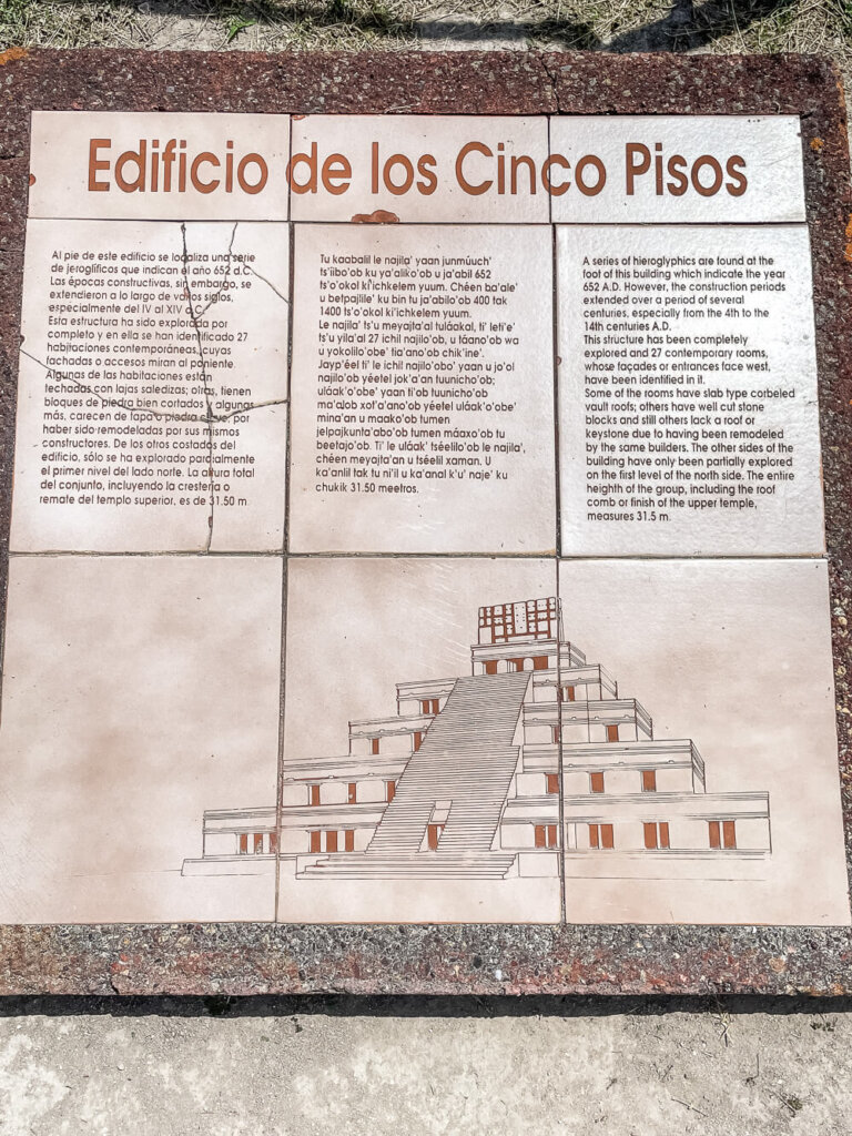 Information panel made of 9 tiles with the title (Edificio de los Cincos Pisos) and information in three languages, with a drawing of a pyramid at the bottom